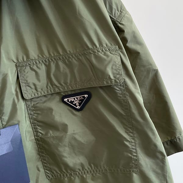 定番プラダ Re-Nylon 半袖 ジップスルーシャツ ロゴ付 パチモン puy20920